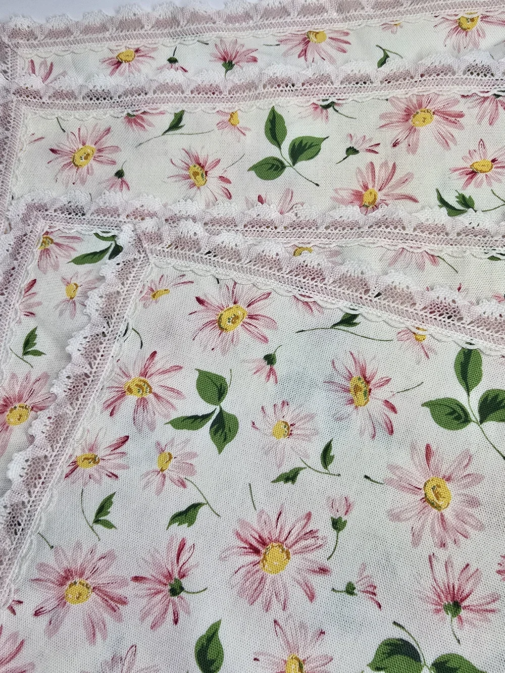 Floral Pink Daisy Lace-Trim Place Mats/  Kitchen Napkins 18
